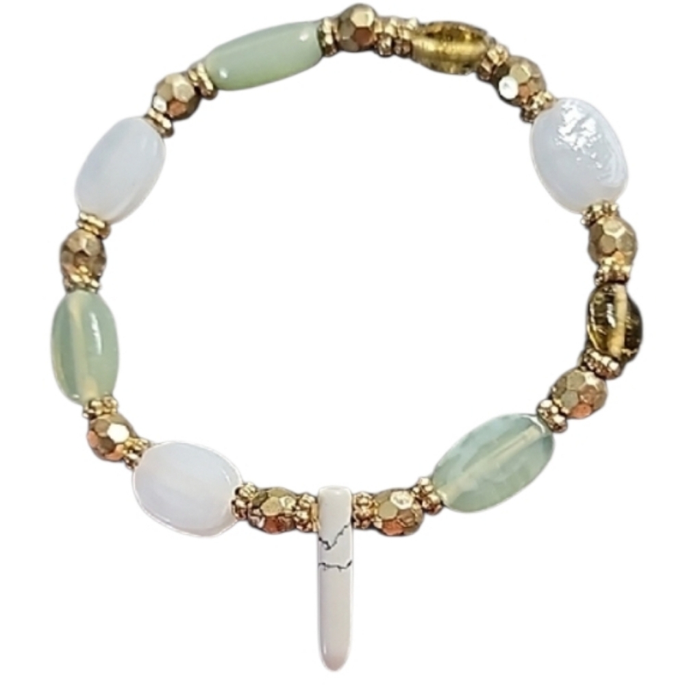 💥4 For $20💥Goldtone and Green Beaded Stretch Bracelet